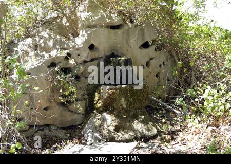 Fontaine en pierre dans la campagne sur la Crète Banque D'Images