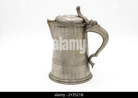 Ancienne carafe à vin en étain sur fond blanc Banque D'Images