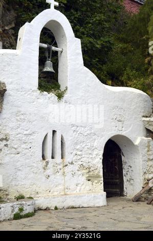 Une petite chapelle blanche avec une cloche Banque D'Images