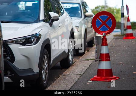 Groupe de phares de voiture générique ou gros plan des phares. Voiture générique garée, faible profondeur de champ, pas de gens. Banque D'Images