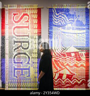 Londres, Royaume-Uni. 12 septembre 2024. Directrice artistique du Musée, Aditi Anand avec 'Surge' et 'Overflow' d'Ella Krispel, 2024, des tapisseries tissées mettant en valeur le large éventail d'identités qui font le tissu du Royaume-Uni. La nouvelle exposition 'All Our Stories : migration and the Making of Britain' s'ouvre aujourd'hui avec une avant-première au Musée des migrations de Lewisham. La nouvelle exposition met en évidence comment la migration a façonné qui nous sommes en Grande-Bretagne - en tant qu'individus, en tant que communautés et en tant que nation. Crédit : Imageplotter/Alamy Live News Banque D'Images