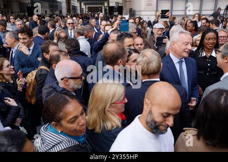 Paris, France, . 12 septembre 2024. Bruno le Maire serre la main aux invités et au personnel du ministère lors d'une cérémonie d'adieu au ministère français de l'économie et des Finances (Bercy), à Paris, le 12 septembre 2024. La France aura un nouveau gouvernement "la semaine prochaine", a déclaré le 12 septembre le premier ministre conservateur Michel Barnier, récemment installé, alors qu'il songeait des candidats pour diriger des ministères confrontés à un parlement impassible et imprévisible. Photo de Jean-Bernard Vernier/JBV News/ABACAPRESS. COM Credit : Abaca Press/Alamy Live News Banque D'Images