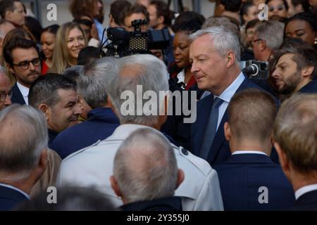 Paris, France, . 12 septembre 2024. Bruno le Maire serre la main aux invités et au personnel du ministère lors d'une cérémonie d'adieu au ministère français de l'économie et des Finances (Bercy), à Paris, le 12 septembre 2024. La France aura un nouveau gouvernement "la semaine prochaine", a déclaré le 12 septembre le premier ministre conservateur Michel Barnier, récemment installé, alors qu'il songeait des candidats pour diriger des ministères confrontés à un parlement impassible et imprévisible. Photo de Jean-Bernard Vernier/JBV News/ABACAPRESS. COM Credit : Abaca Press/Alamy Live News Banque D'Images