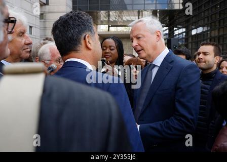 Paris, France, . 12 septembre 2024. Bruno le Maire serre la main aux invités et au personnel du ministère lors d'une cérémonie d'adieu au ministère français de l'économie et des Finances (Bercy), à Paris, le 12 septembre 2024. La France aura un nouveau gouvernement "la semaine prochaine", a déclaré le 12 septembre le premier ministre conservateur Michel Barnier, récemment installé, alors qu'il songeait des candidats pour diriger des ministères confrontés à un parlement impassible et imprévisible. Photo de Jean-Bernard Vernier/JBV News/ABACAPRESS. COM Credit : Abaca Press/Alamy Live News Banque D'Images