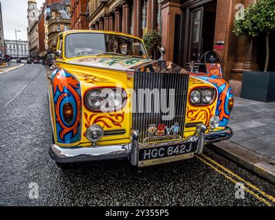 Cette scène de rue colorée d'une Rolls Royce fantôme sur John Street est adjacente au quartier des grottes rendu célèbre par les Beatles dans les années 1960 Banque D'Images