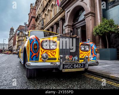 Cette scène de rue colorée d'une Rolls Royce fantôme sur John Street est adjacente au quartier des grottes rendu célèbre par les Beatles dans les années 1960 Banque D'Images