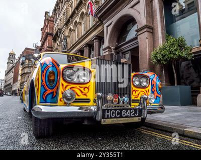 Cette scène de rue colorée d'une Rolls Royce fantôme sur John Street est adjacente au quartier des grottes rendu célèbre par les Beatles dans les années 1960 Banque D'Images