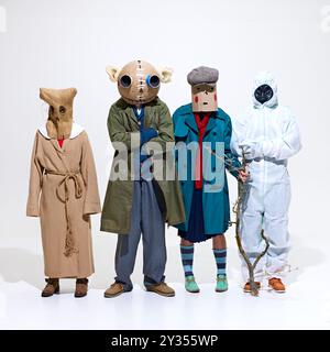 Groupe de personnes portant des costumes et des masques effrayants et créatifs, se préparant pour la célébration d'Halloween isolé sur fond blanc Banque D'Images