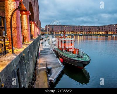 Cette scène de rue colorée à Liverpool autour du célèbre Albert Dock nommé d'après l'épouse de la reine Victoria, le Prince Albert Banque D'Images