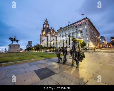 Cette image est la statue du groupe de musique de Liverpool les Beatles qui se sont établis comme l'un des groupes de rock les plus célèbres au monde dans les années 1960 Banque D'Images