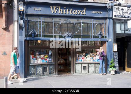 Scène de rue, Glasgow, Écosse avec Whittard et les salons de thé Willow. Banque D'Images