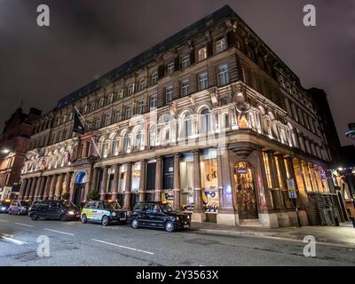 Cette image colorée de scène de rue de l'hôtel Hard Days Night est située dans la zone maintenant connue sous le nom de Cavern Quarter étant célèbre pour les Beatles Banque D'Images