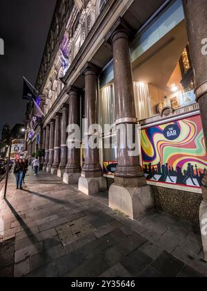 Cette image colorée de scène de rue de l'hôtel Hard Days Night est située dans la zone maintenant connue sous le nom de Cavern Quarter étant célèbre pour les Beatles Banque D'Images