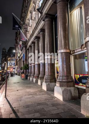 Cette image colorée de scène de rue de l'hôtel Hard Days Night est située dans la zone maintenant connue sous le nom de Cavern Quarter étant célèbre pour les Beatles Banque D'Images