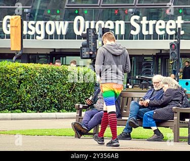 Glasgow, Écosse, Royaume-Uni.12 septembre 2024. Météo britannique : Sunny a vu une journée froide alors que les gens vaquaient à leurs affaires dans le centre-ville. Crédit Gerard Ferry/Alamy Live News Banque D'Images