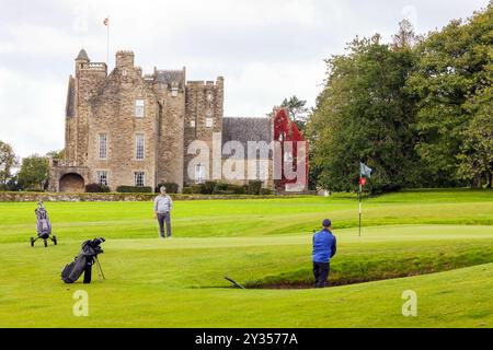 Château de Rowallan, Kilmaurs, Ayrshire, Écosse, Royaume-Uni et le 19ème putting green sur le parcours de golf de Rowallan. Rowallan est inhabituel car il a un trou supplémentaire Banque D'Images