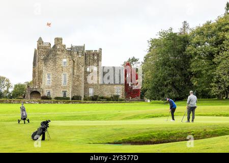 Château de Rowallan, Kilmaurs, Ayrshire, Écosse, Royaume-Uni et le 19ème putting green sur le parcours de golf de Rowallan. Rowallan est inhabituel car il a un trou supplémentaire Banque D'Images