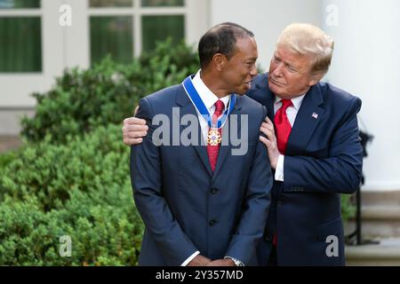 Le président AMÉRICAIN Donald J. Trump remet la Médaille présidentielle de la liberté à Tiger Woods le 6 mai 2019, dans la roseraie de la Maison Blanche. (Photo officielle de la Maison Blanche Shealah Craighead) Banque D'Images