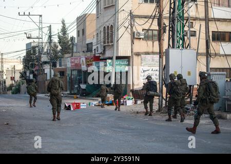 Tubas, Palestine. 11 septembre 2024. Des soldats d'infanterie israéliens se sont déployés dans la ville de Tubas lors du raid sur la ville de Tubas. Un raid militaire israélien de grande envergure contre la ville de Tubas, dans le nord de la Cisjordanie occupée, a permis de tuer cinq Palestiniens dans une frappe aérienne et les forces ont encerclé un hôpital palestinien et empêché le personnel médical de transporter des patients. (Photo de Nasser Ishtayeh/SOPA images/Sipa USA) crédit : Sipa USA/Alamy Live News Banque D'Images