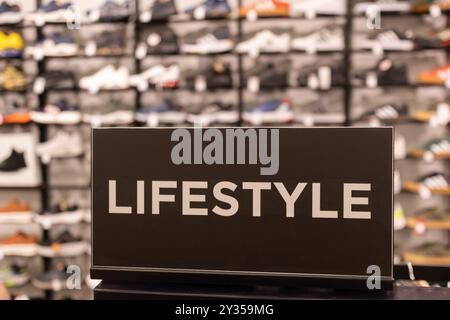 Fond flou abstrait du grand magasin avec vente. Affiche de réduction du magasin. Affiche de vente. Concept de vente. Affiche de vente avec pourcentage de réduction. Banque D'Images