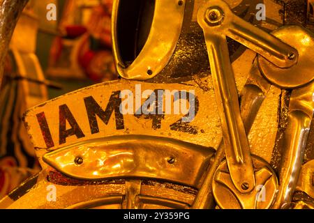 Peint en gros plan détail d'un cycle à moteur sur le Rock 'n' Roll Waltzer, Vintage Fairground Ride, détail de la plaque d'identification, 'IAM 42'. Banque D'Images