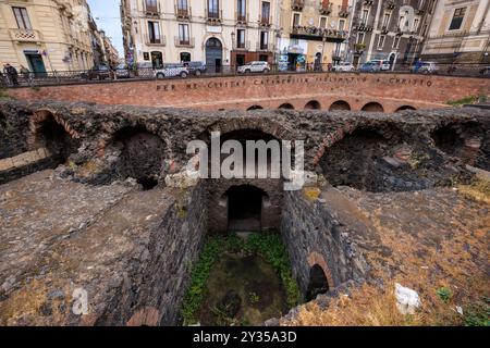 Les blocs de pierre de basalte de l'ancien amphithéâtre romain de Catane, Sicile, Italie Banque D'Images