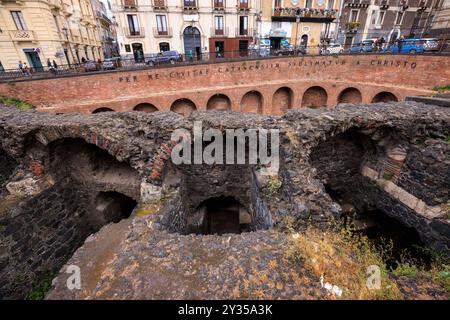 Les blocs de pierre de basalte de l'ancien amphithéâtre romain de Catane, Sicile, Italie Banque D'Images