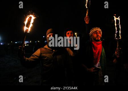 Gaza, Palestine, 26 février 2019. L'unité de la « confusion nocturne » a organisé une manifestation dans la zone de Malika à l'est de la ville de Gaza, près de la frontière avec Israël, levant les drapeaux palestiniens et incendiant des pneus. Certains Palestiniens de Gaza, connus sous le nom d'unité "confusion nocturne", ont commencé à organiser des manifestations nocturnes, au cours desquelles ils ont incendié des pneus et scandé des slogans pour protester contre le siège israélien serré de Gaza. Gaza connaît une crise humanitaire profonde, les jeunes étant confrontés à un avenir sombre de chômage et de manque de services de base tels que la santé, l'éducation, l'eau et l'électricité Banque D'Images