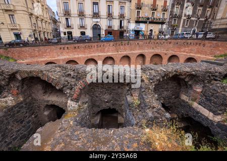 Les blocs de pierre de basalte de l'ancien amphithéâtre romain de Catane, Sicile, Italie Banque D'Images