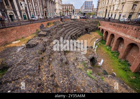 Les blocs de pierre de basalte de l'ancien amphithéâtre romain de Catane, Sicile, Italie Banque D'Images