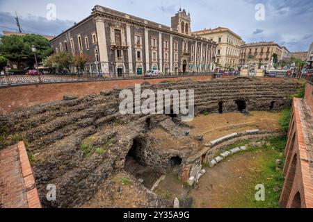 Les blocs de pierre de basalte de l'ancien amphithéâtre romain de Catane, Sicile, Italie Banque D'Images