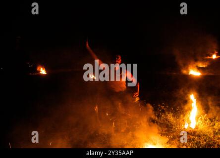 Gaza, Palestine, 26 février 2019. L'unité de la « confusion nocturne » a organisé une manifestation dans la zone de Malika à l'est de la ville de Gaza, près de la frontière avec Israël, levant les drapeaux palestiniens et incendiant des pneus. Certains Palestiniens de Gaza, connus sous le nom d'unité "confusion nocturne", ont commencé à organiser des manifestations nocturnes, au cours desquelles ils ont incendié des pneus et scandé des slogans pour protester contre le siège israélien serré de Gaza. Gaza connaît une crise humanitaire profonde, les jeunes étant confrontés à un avenir sombre de chômage et de manque de services de base tels que la santé, l'éducation, l'eau et l'électricité Banque D'Images