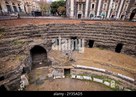 Les blocs de pierre de basalte de l'ancien amphithéâtre romain de Catane, Sicile, Italie Banque D'Images