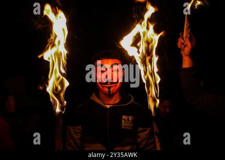 Gaza, Palestine, 26 février 2019. L'unité de la « confusion nocturne » a organisé une manifestation dans la zone de Malika à l'est de la ville de Gaza, près de la frontière avec Israël, levant les drapeaux palestiniens et incendiant des pneus. Certains Palestiniens de Gaza, connus sous le nom d'unité "confusion nocturne", ont commencé à organiser des manifestations nocturnes, au cours desquelles ils ont incendié des pneus et scandé des slogans pour protester contre le siège israélien serré de Gaza. Gaza connaît une crise humanitaire profonde, les jeunes étant confrontés à un avenir sombre de chômage et de manque de services de base tels que la santé, l'éducation, l'eau et l'électricité Banque D'Images