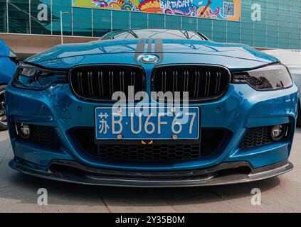 Suzhou, Chine - 30 mars 2019 : gros plan d'une BMW bleue personnalisée lors d'un salon automobile Banque D'Images