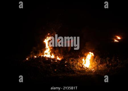 Gaza, Palestine, 26 février 2019. L'unité de la « confusion nocturne » a organisé une manifestation dans la zone de Malika à l'est de la ville de Gaza, près de la frontière avec Israël, levant les drapeaux palestiniens et incendiant des pneus. Certains Palestiniens de Gaza, connus sous le nom d'unité "confusion nocturne", ont commencé à organiser des manifestations nocturnes, au cours desquelles ils ont incendié des pneus et scandé des slogans pour protester contre le siège israélien serré de Gaza. Gaza connaît une crise humanitaire profonde, les jeunes étant confrontés à un avenir sombre de chômage et de manque de services de base tels que la santé, l'éducation, l'eau et l'électricité Banque D'Images