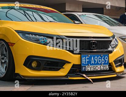 Suzhou, Chine - 30 mars 2019 : une Honda Civic jaune à un salon automobile Banque D'Images