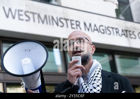 Londres, Royaume-Uni. 12 septembre 2024. L'universitaire Kehinde Andrews s'adresse aux partisans de Marieha Hussain, 37 ans, se rassemblant devant le tribunal de première instance de Westminster où Mme Hussain fait face à une accusation d'« ordre public aggravé du point de vue racial » pour avoir tenu une pancarte représentant alors le premier ministre Rishi Sunak et l'ex-ministre de l'intérieur Suella Braverman comme des noix de coco lors d'une manifestation pro-palestinienne contre la guerre d'Israël contre Gaza. Crédit : Ron Fassbender/Alamy Live News Banque D'Images