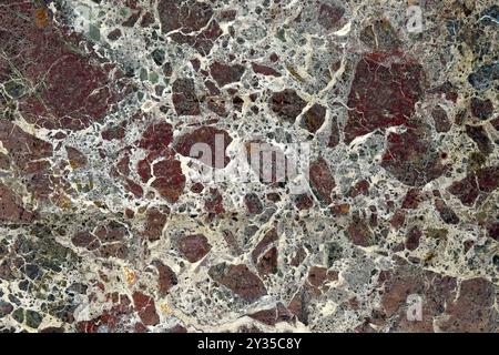 Texture murale en marbre brut marron foncé. Matériau de pierre de fond abstrait. Roche décorative altérée Banque D'Images