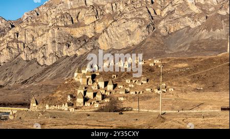 Paysage montagneux surplombant le cimetière de la crypte Dargavsky à Alanya, son deuxième nom est la ville des morts Banque D'Images