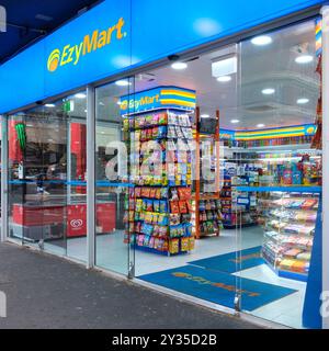 Un dépanneur EzyMart bien éclairé avec une variété de marchandises exposées sur Russell Street dans le quartier des affaires de Melbourne, Victoria, Australie. Banque D'Images