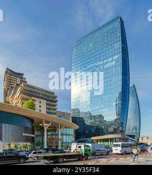 Bakou, Azerbaïdjan - 10 mai 2024 : les hautes tours de Port Bakou en verre reflètent la lumière du soleil, mettant en valeur l'architecture moderne dans un environnement urbain animé Banque D'Images