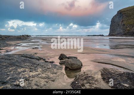 Ciel coloré du matin de septembre au-dessus de Crackington Haven dans les Cornouailles au Royaume-Uni Banque D'Images