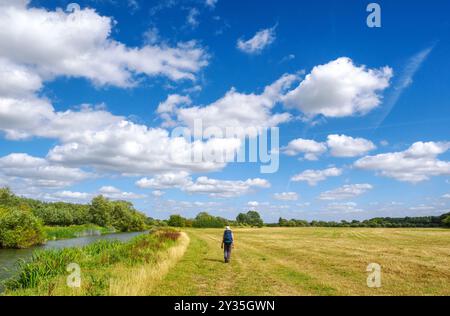 Marcher le long du chemin de la Tamise le long d'un tronçon tranquille de la rivière près de Newbridge dans l'Oxfordshire Royaume-Uni par une journée d'été ensoleillée Banque D'Images