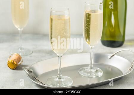 Champagne Prosecco rafraîchissant et pétillant dans un verre cannelé Banque D'Images