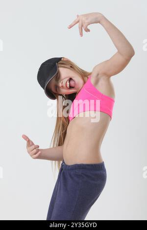 mignon preteen fille hip hop danseur avec attitude cool posant en studio Banque D'Images