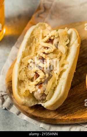 Sandwichs Bratwurst maison allemands avec Sauerkraut et bière pour l'Oktoberfest Banque D'Images