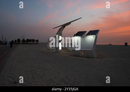 Smart Palm Trees fournissent ombre, wifi gratuit, charge de l'appareil, alimenté par des panneaux solaires, avec CCTV à 360 degrés, accès d'urgence via des applications à écran tactile Banque D'Images