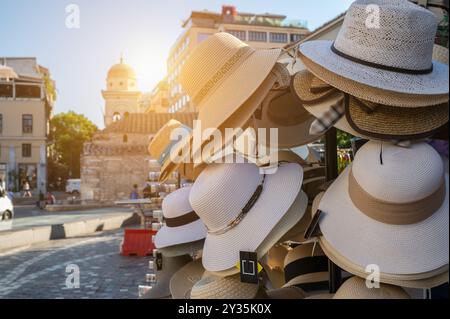 Chapeaux d'été à la mode à Athènes par une chaude journée. Banque D'Images