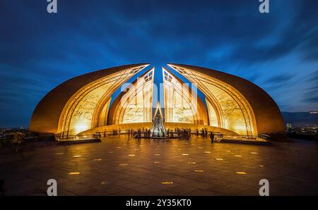 Le monument du Pakistan Monument national qui a la forme d'un pétale. Musée national Shakar parian Hills Banque D'Images